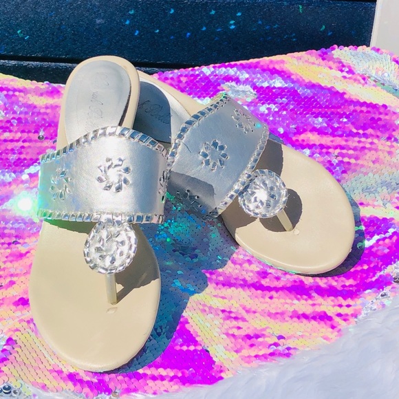💜BEAUTIFUL SILVER SANDALS💜 - Picture 1 of 7